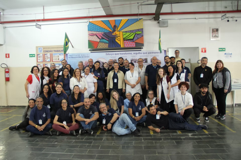 Equipe do instituto reunida no pátio